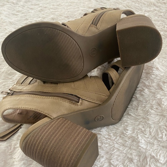 Heels - Picture 4 of 4